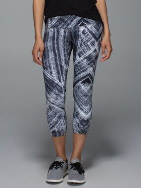 Lululemon Wunder Under Crop II in Heat Wave White/Black Size 8 Luon